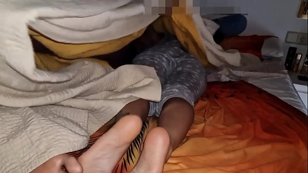 Me desperto a media noche para que le baje su verga